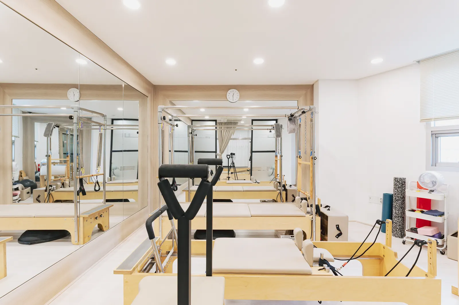 리포머 기구가 늘어선 하남 발란스온 필라테스 그룹 수업실